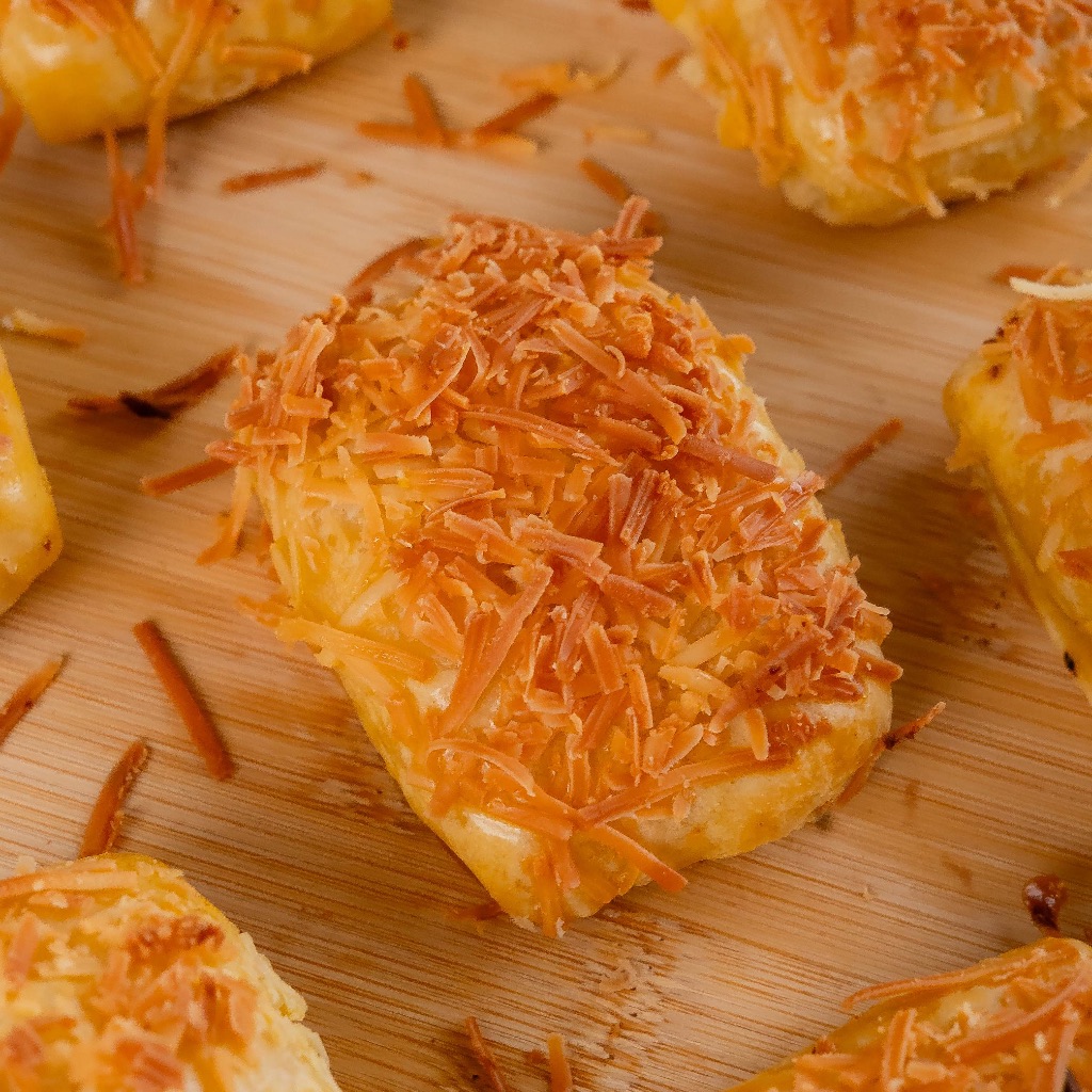 

[CHEESE BOLLEN] by The Bollen Baker / Pisang Bollen Keju Premium / Kue Pisang Keju Renyah