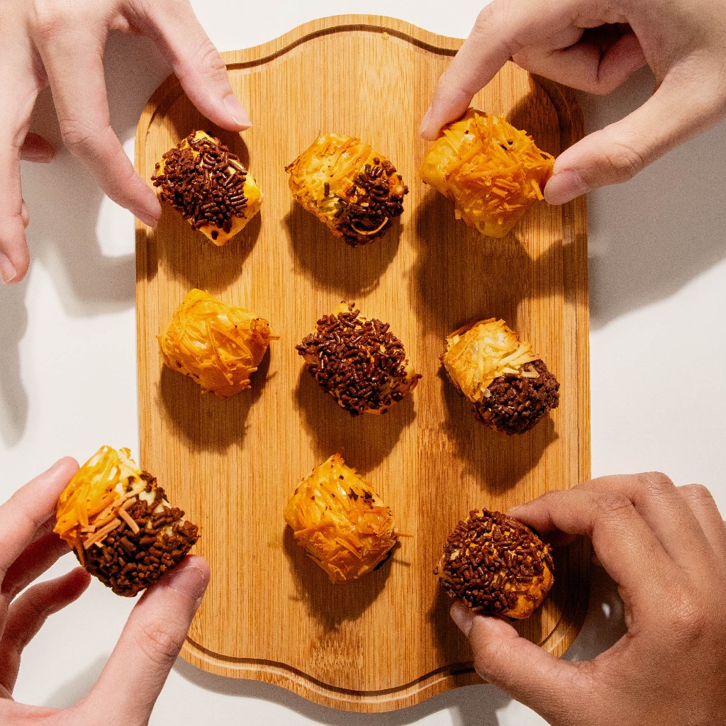 

[MINI TANPA PISANG] by The Bollen Baker / Pisang Bollen Premium / Kue Pisang Coklat Keju Renyah