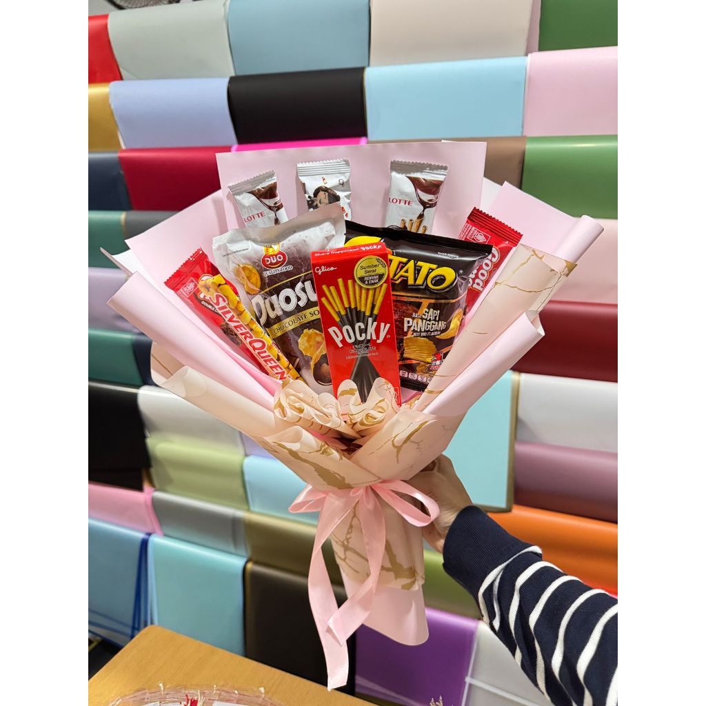 

Hanamako (Ready Stok) FREE packing dan greetingcard Bouquet / Buket snack dan coklat silverqueen untuk Wisuda / Hari Ibu / Ulang Tahun / Hadiah / Anniversary / Valentine / Hari Guru