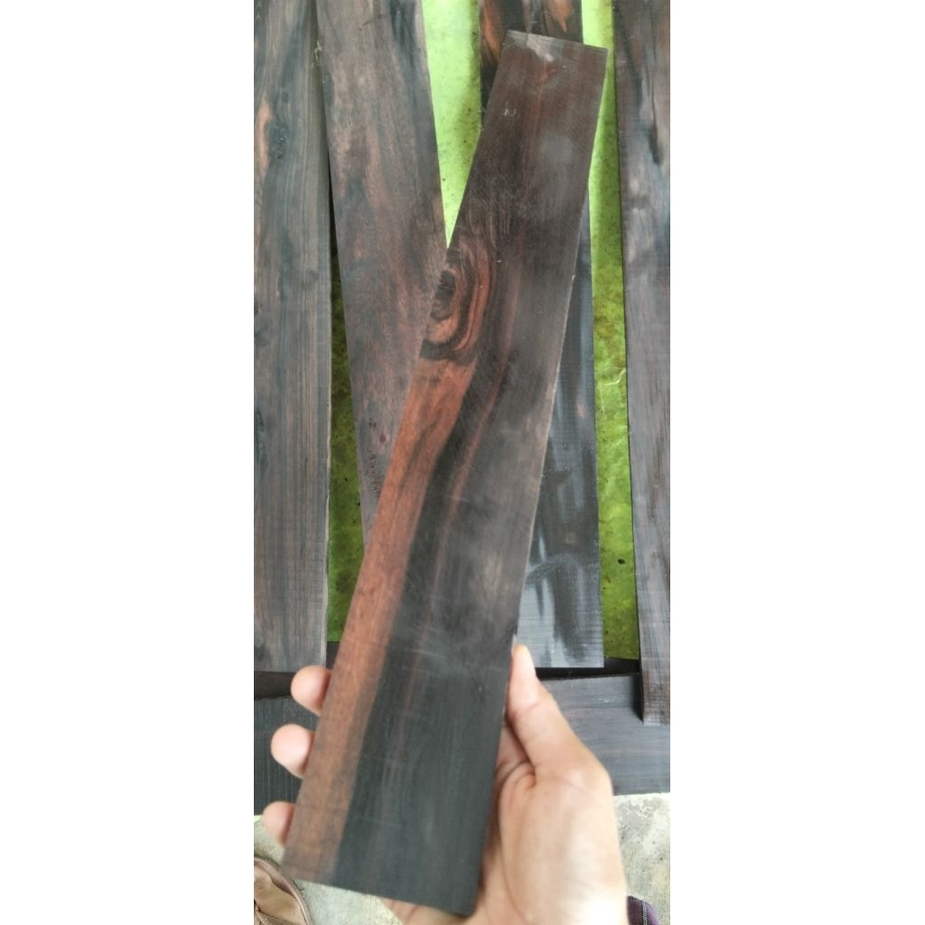 papan eboni Makasar serat warna gelap.