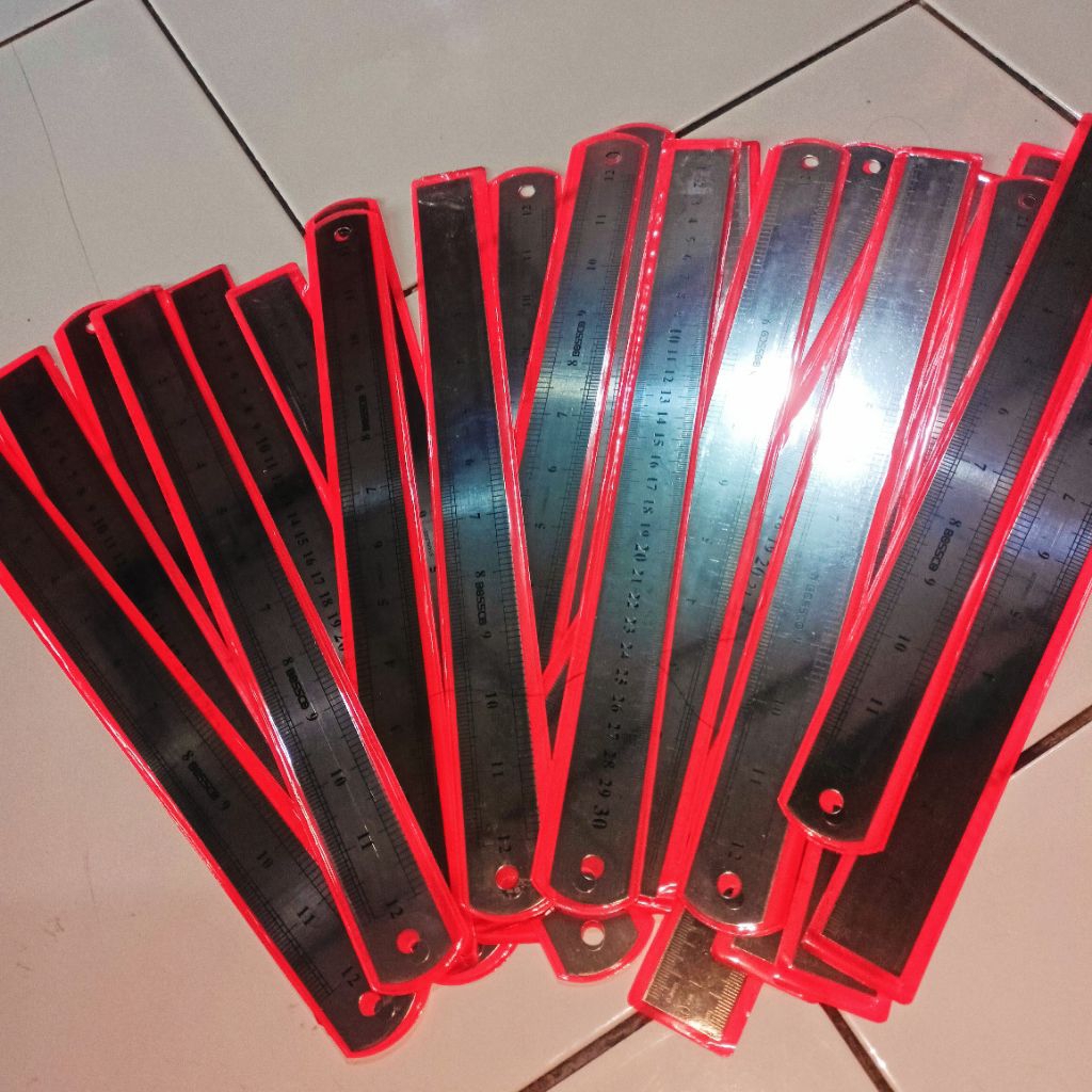 

penggaris besi 30 cm stainless steel ruler/1 pcs