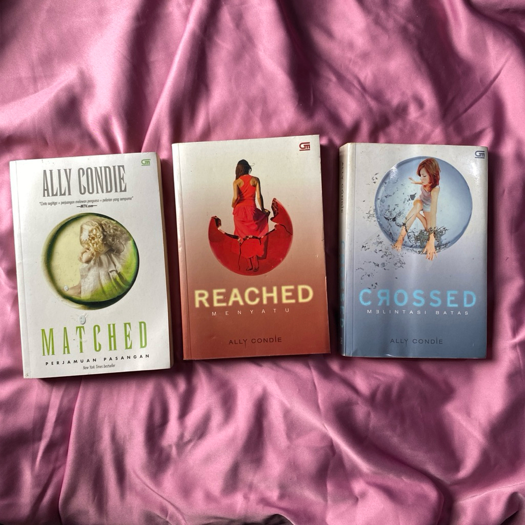NOVEL PRELOVED ORIGINAL MATCHED TRILOGI BY ALLY CONDIE