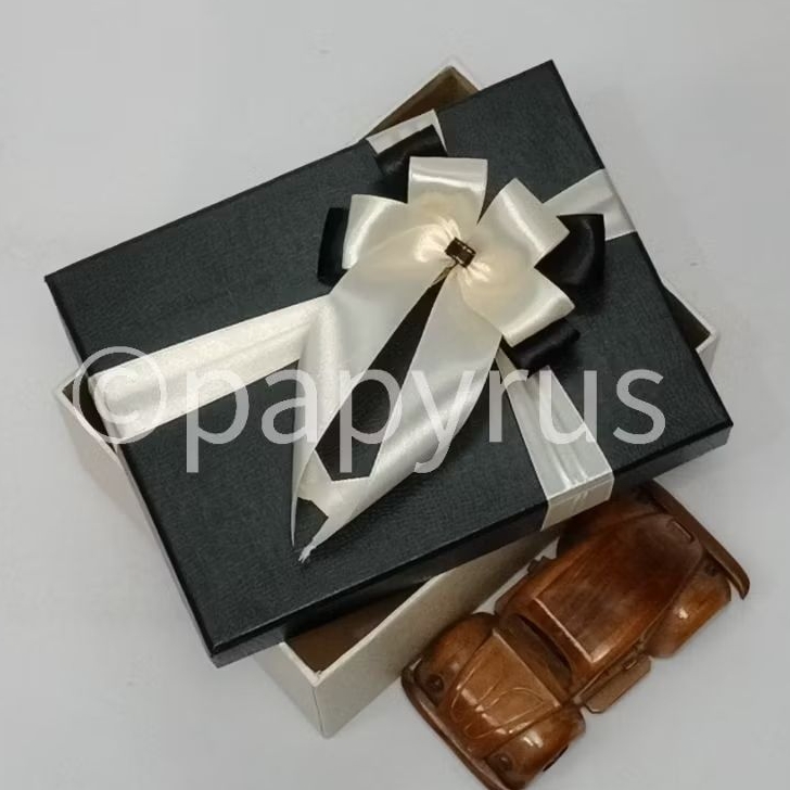 

PAPYRUS Kombinasi 17,5x22,5 Tinggi 5cm Kotak Kado Gift Box V3