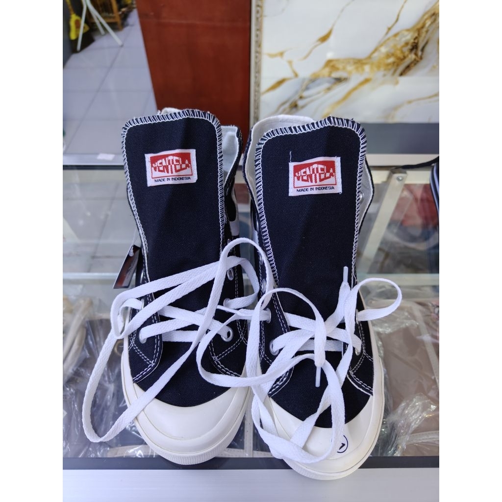Sepatu Ventela Public Hitam Putih