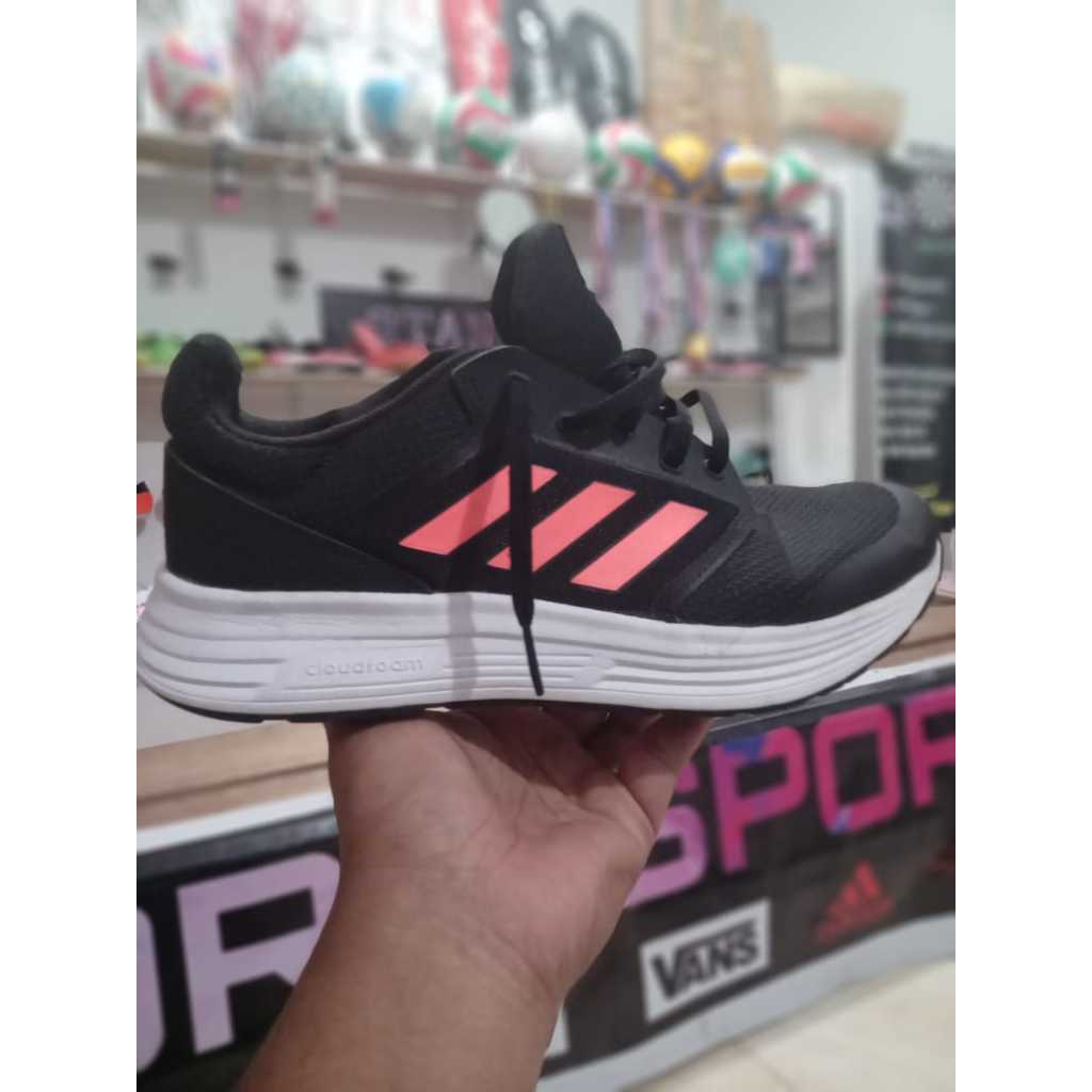 Sepatu SekenHend dari Merk Garis Tiga