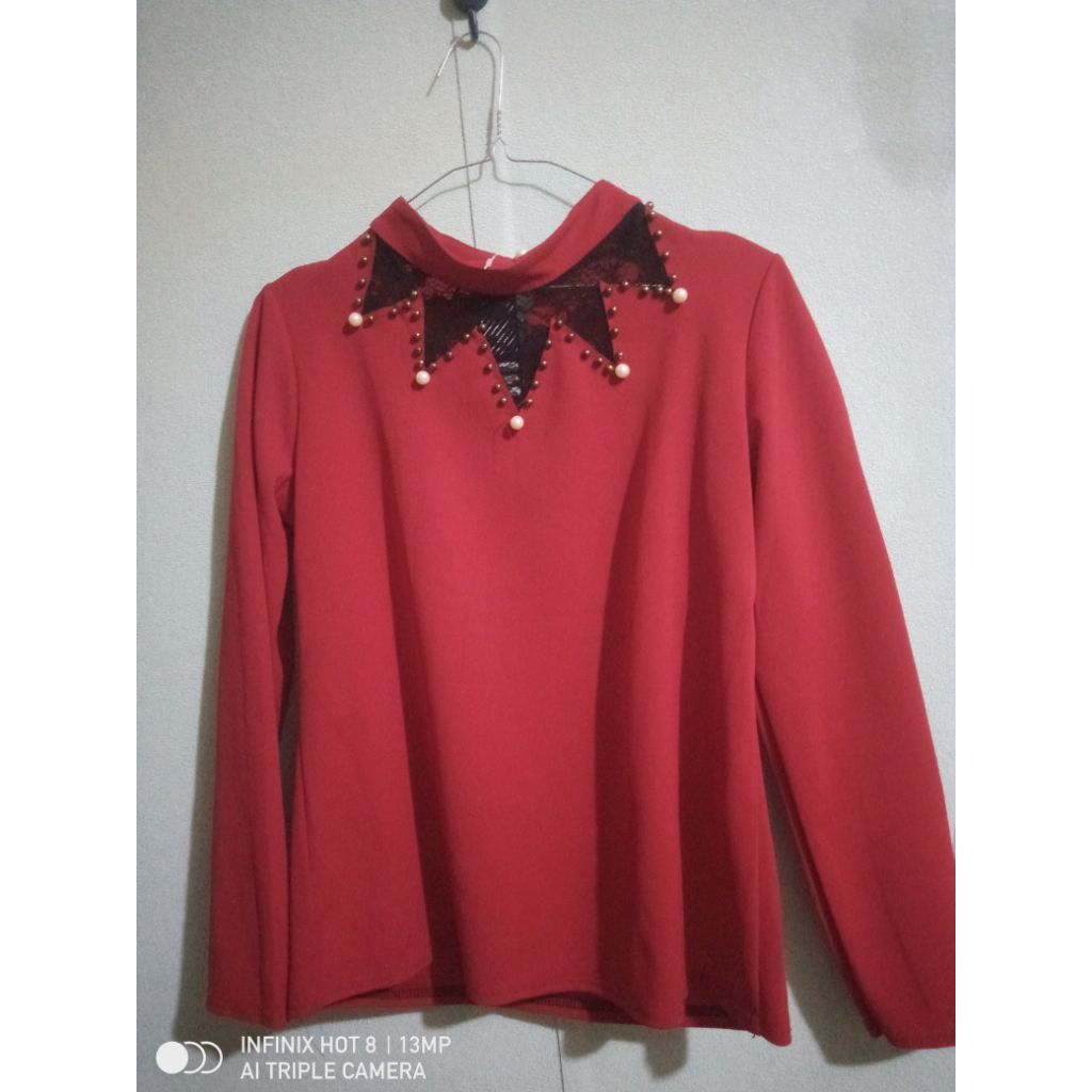 Blouse  wanita  warna merah mewah lengan panjang