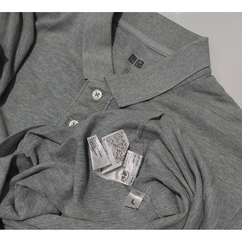 kaos kerah uniqlo