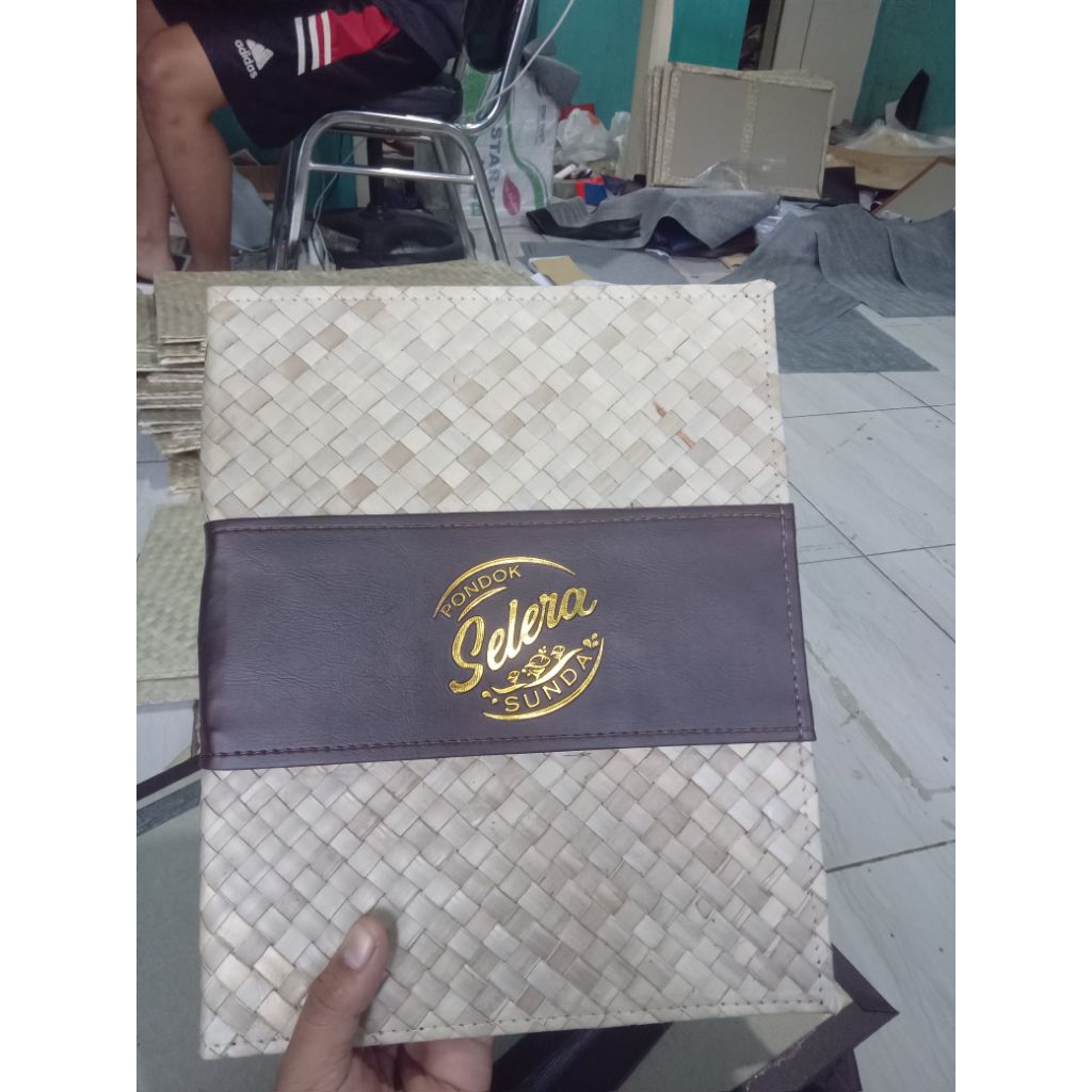 

BUKU MENU RESTO CAFE BAHAN SAMAK PANDAN LOGO EMBOS,PRINT,UKURAN A4,A5