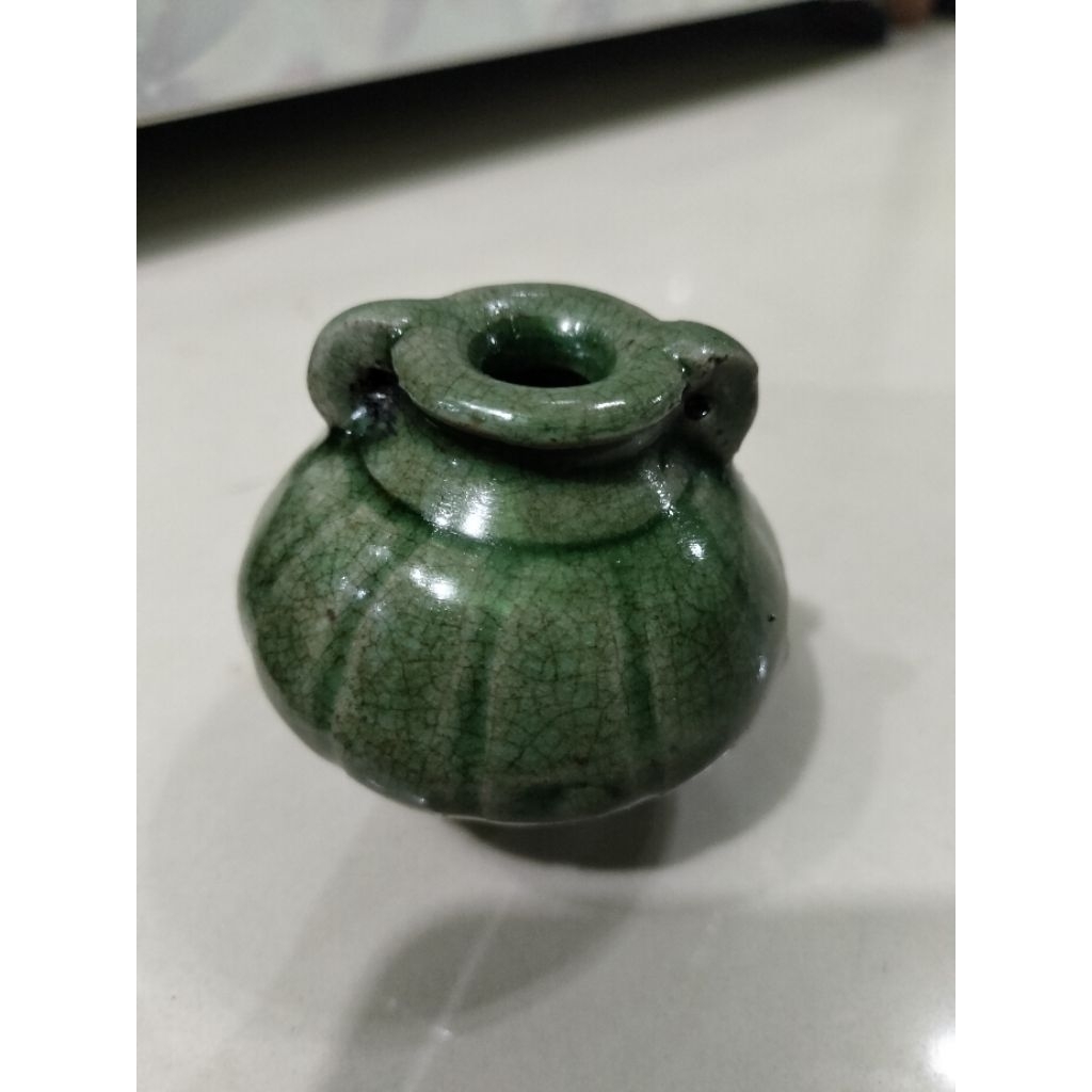 Guci kuno china hijau celadon keramik.Buli buli antik keramik temuan