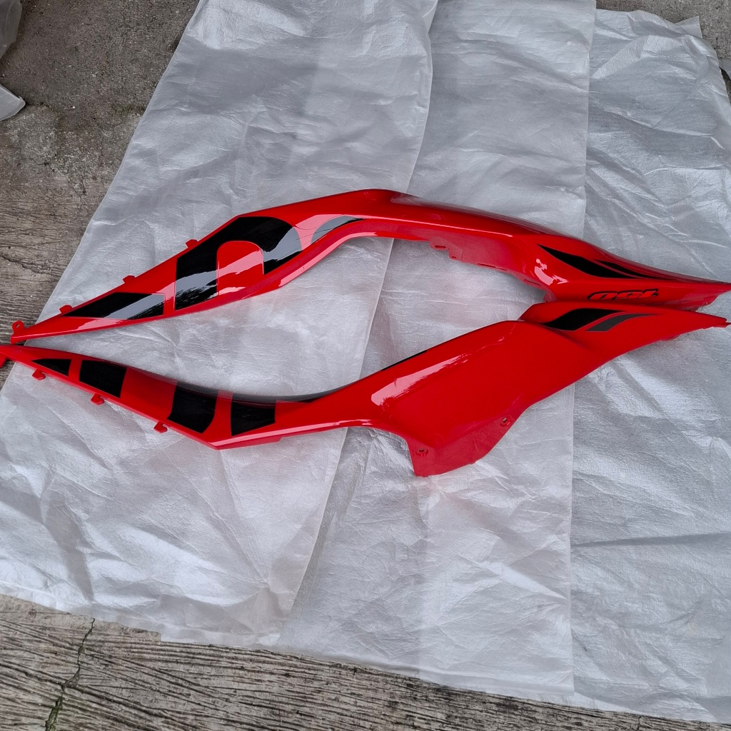 Body set kiri kanan gsx r 150 merah original suzuki