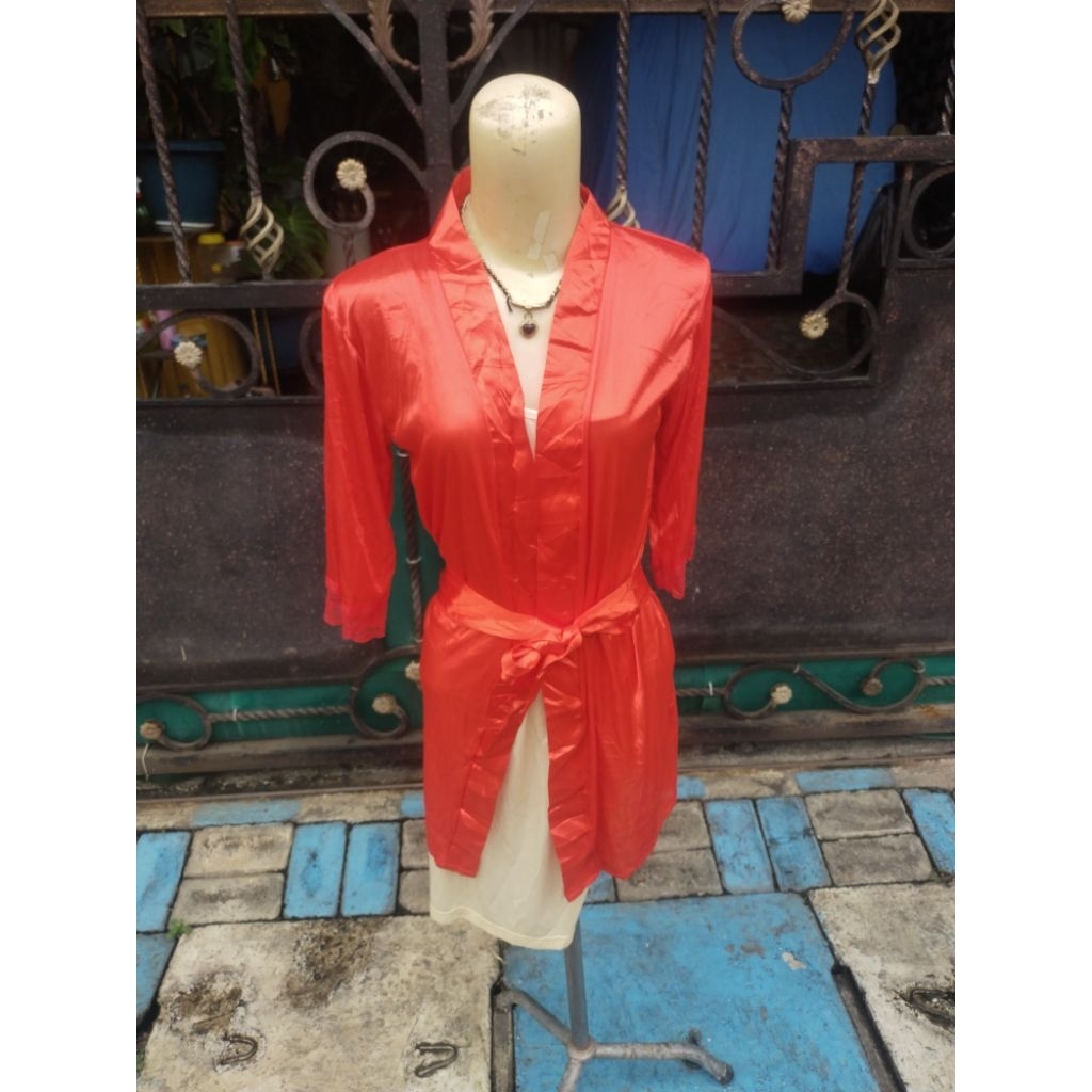 Entalase 396 Satu set kimono merah beserta Lingerie bahan satin masih like new