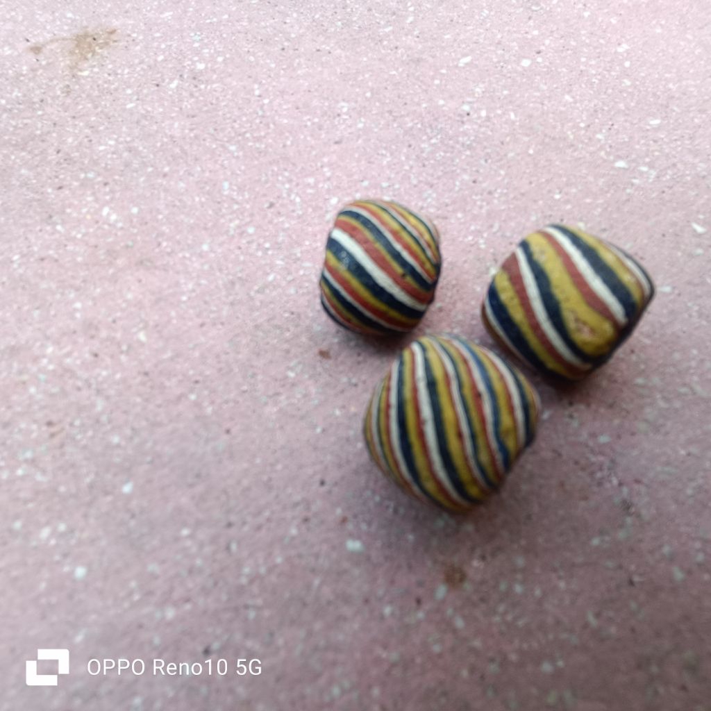 manik manik pelangi temuan