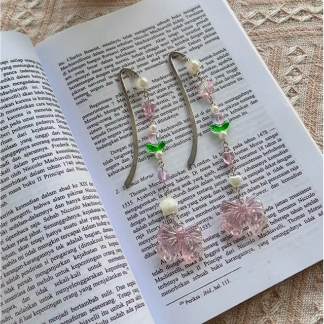 

Luxe Petal Charm by Afhaqueen (pembatas buku manik-manik)