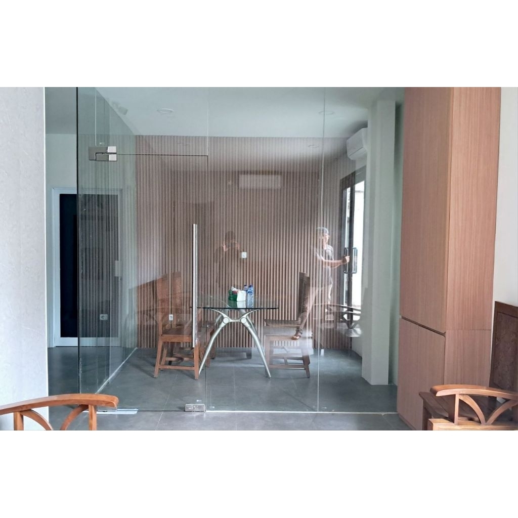 partisi kaca frameless 10 mm tempered