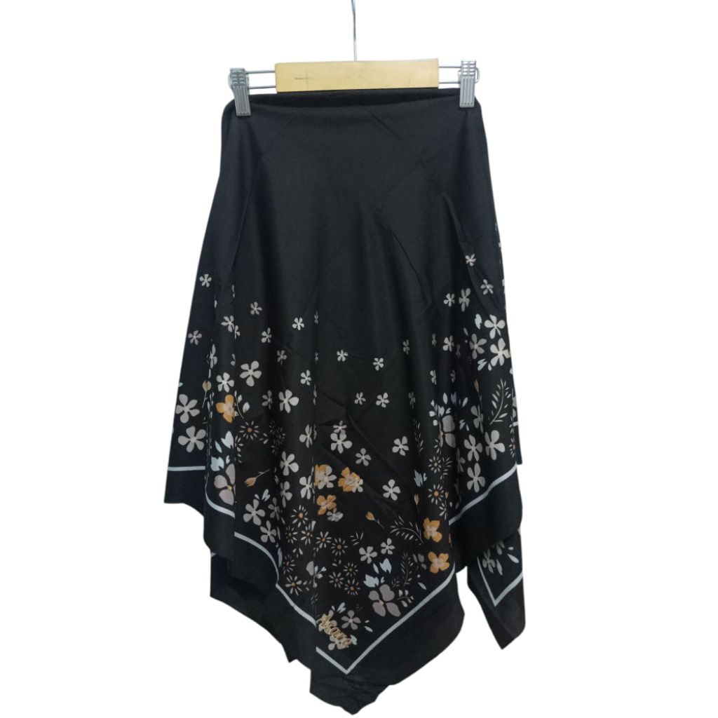 hijab segi empat motif warna hitam jilbab voal azara
