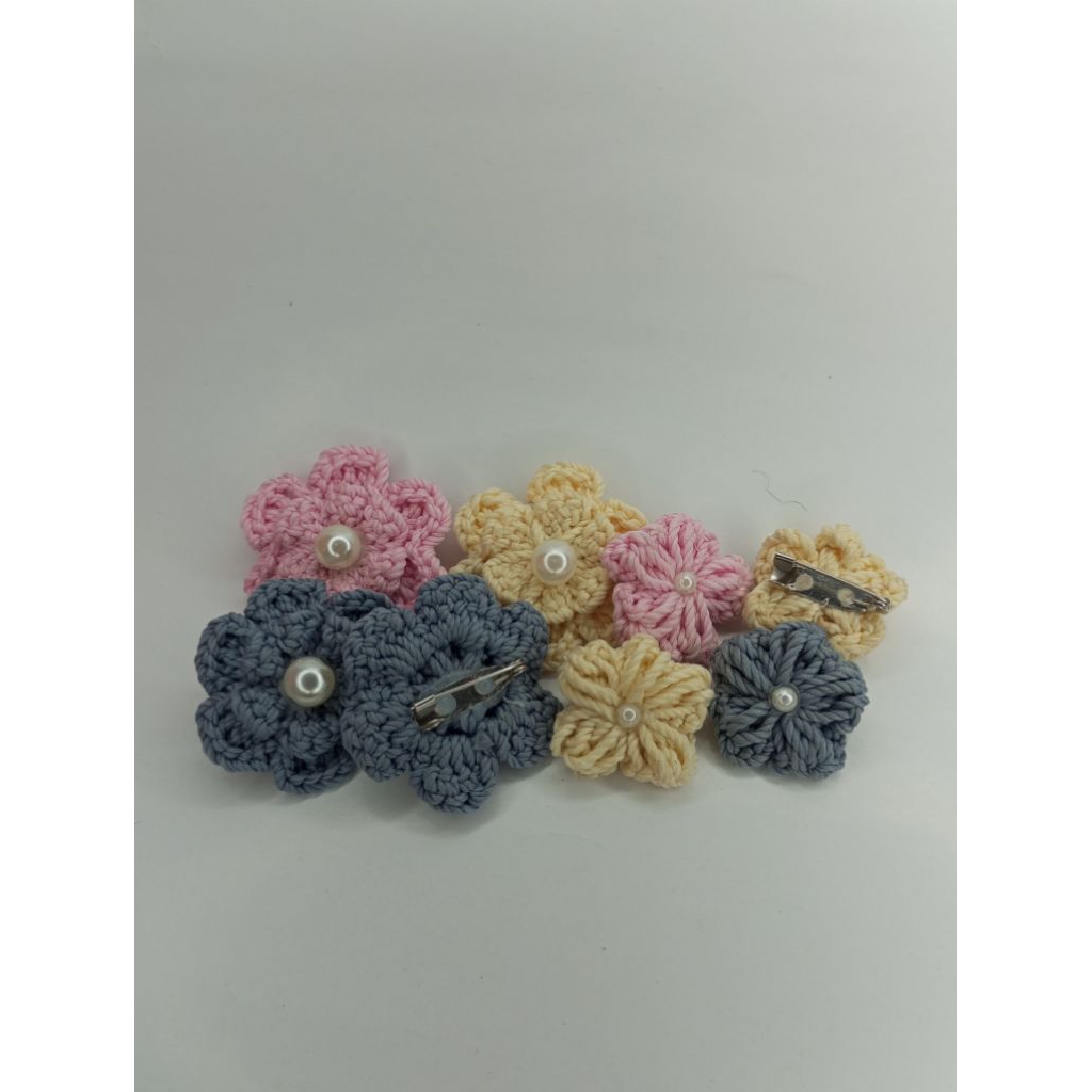 bros rajut motif bunga buatan tangan/besar dan kecil.