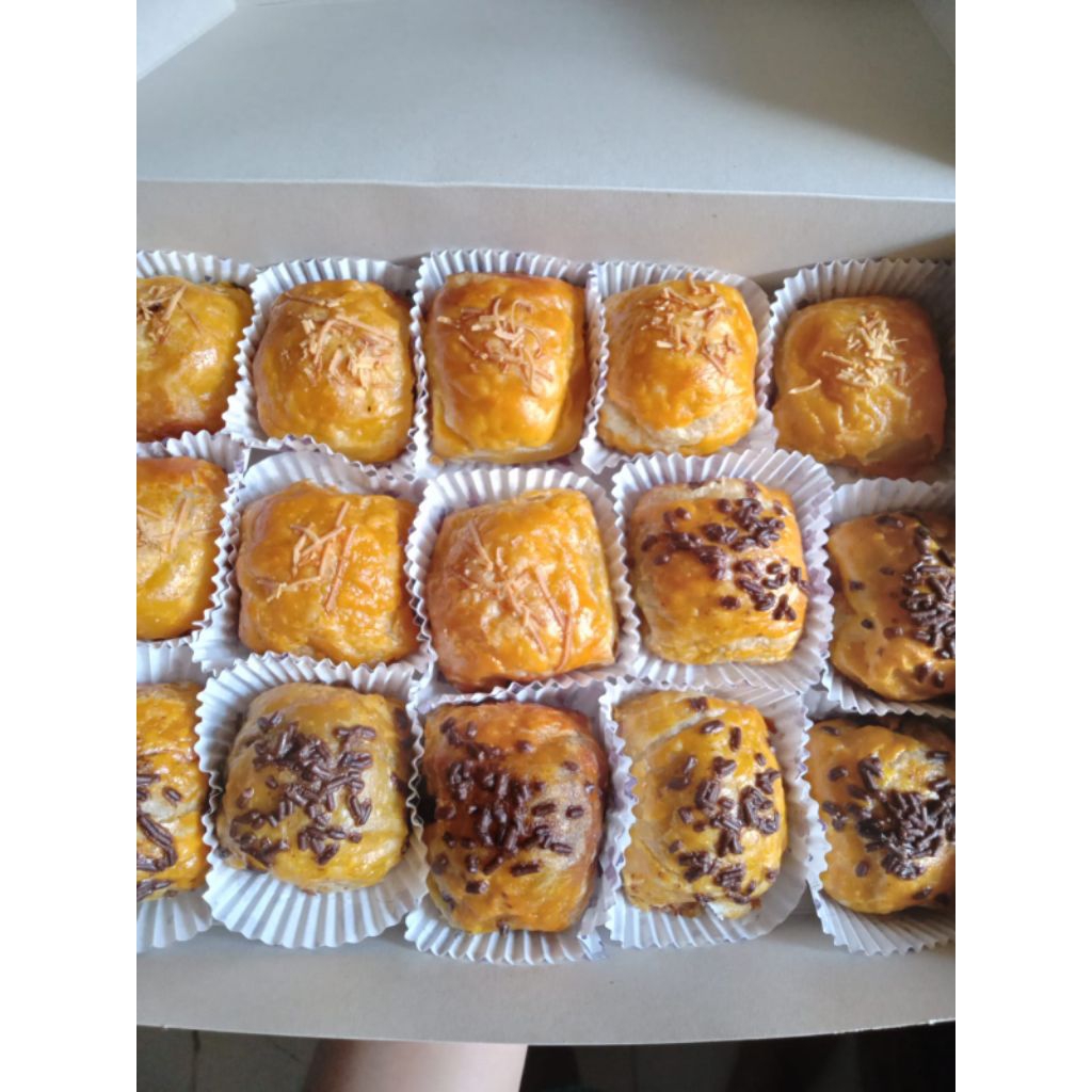 

PERTAMA DI INDONESIA. Bolen 8 varian Rasa( coklat,keju,tiramisu,taro,matcha,strawberry, crunchy,capucino) 1 Box isi 10 pcs