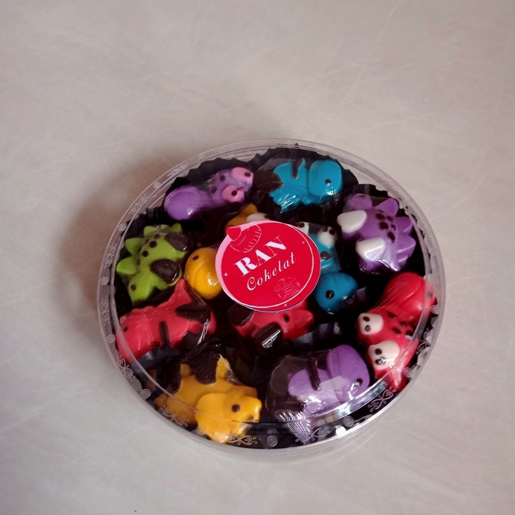 

Coklat karakter dinosaurus berbagai macam warna