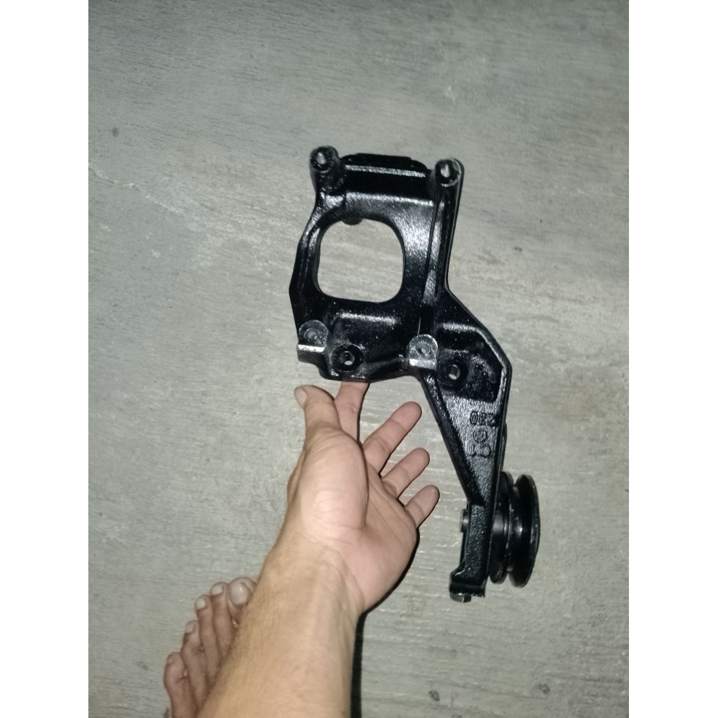 breket kompresor AC kijang 7k(r134)