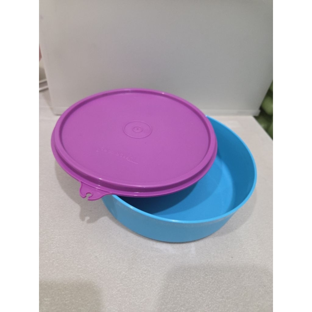 Tempat makan bulat Tupperware