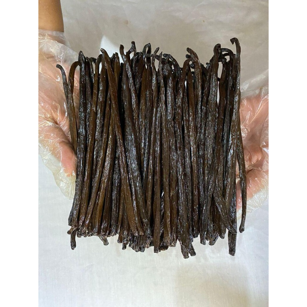 

10-12 cm polong vanili varietas "Bourbon" Kelas A untuk para gourmet, untuk pencuci mulut dan resep yang mewah. 10-12 cm Bourbon vanilla pods Class A for gourmets, for desserts and gourmet recipes.