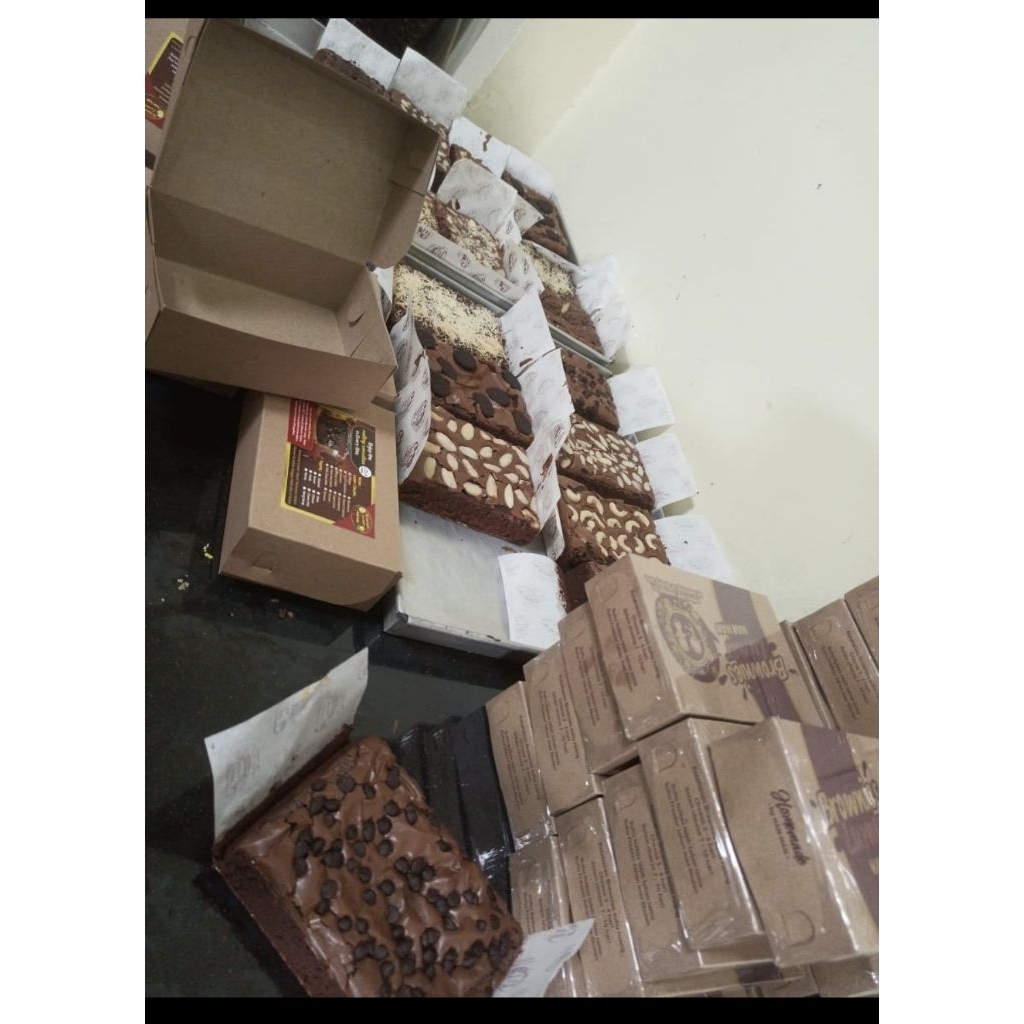 

Brownies Lumer 1 Paket isi 3 loyang uk. 20x10 (3pcs)dan 1 Paket isi 4 loyang uk.15x10(4 pcs).Bebas Pilih Varian Rasa Lumer dan Toppingnya.