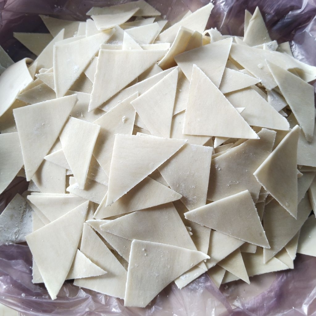 

Kulit Pangsit SEGITIGA POTONGAN 200gr tinggal goreng