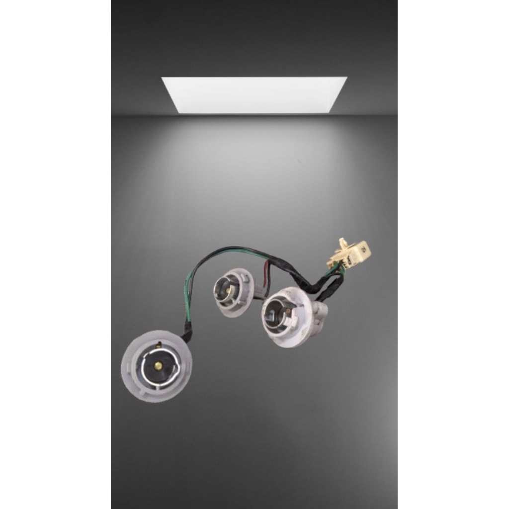 soket fitting lampu rem & sein belakang Toyota Innova old original