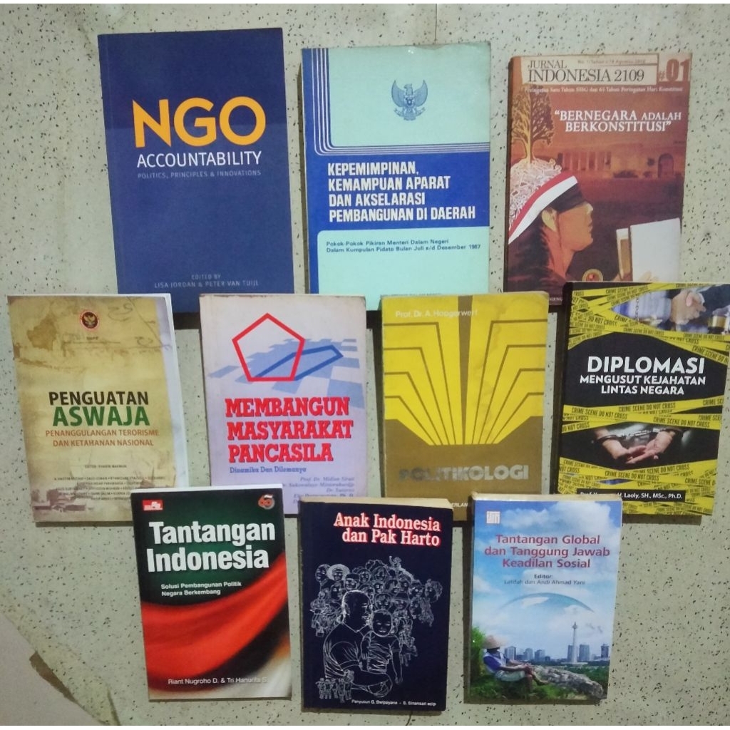 Buku Politik; NGO ACCOUNTABILIYLTY Politics..., KEPEMIMPINAN, KEMAMPUAN APARAT..., BERNEGARA adalah 