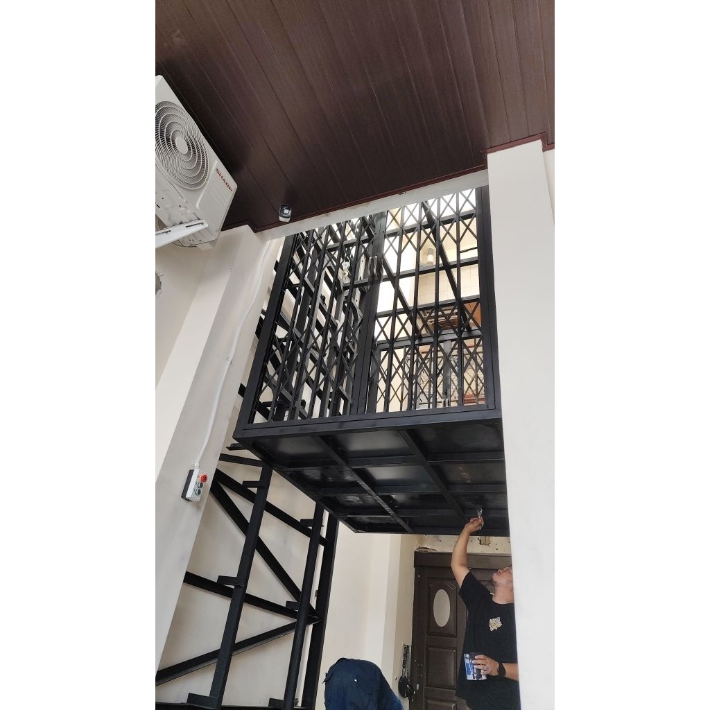 Lift Barang / Cargo Lift / Lift Cargo Mesin menggunakan buatan Japan