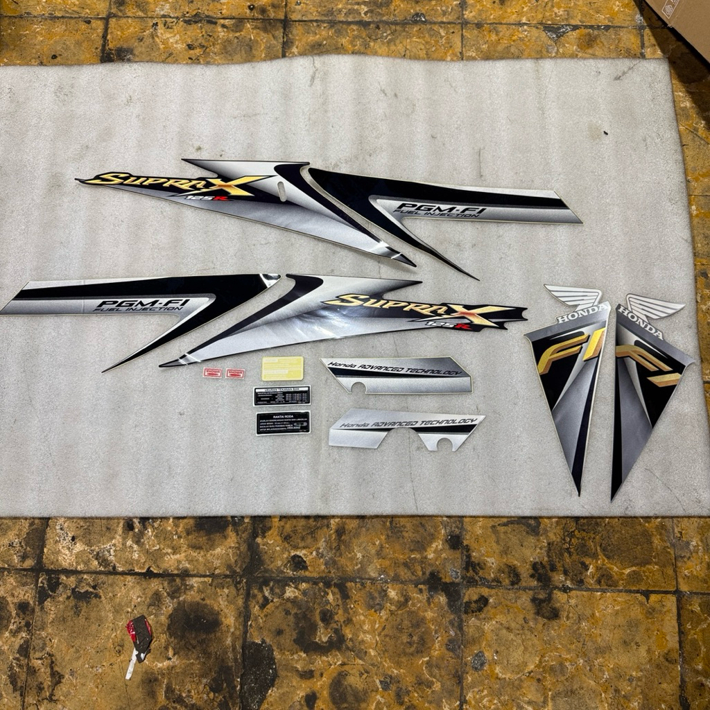 Stiker stripping striping decal graphic Honda Supra X 125 R Batman FI injeksi hitam silver 2010 2011