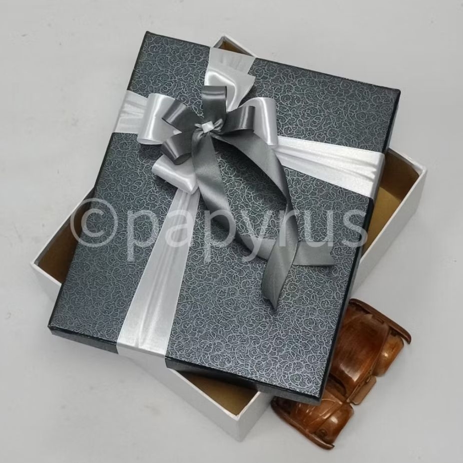 

PAPYRUS Kombinasi 22,5x27,5 Tinggi 5cm Kotak Kado Gift Box Hadiah V1