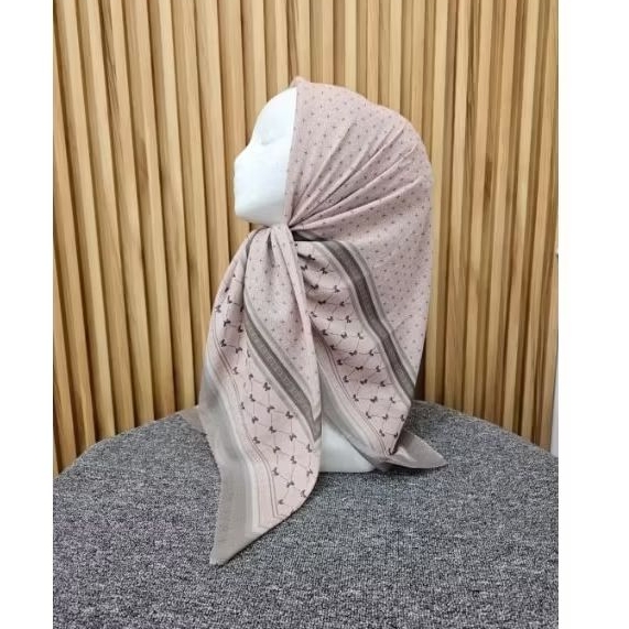 HIJAB SEGI EMPAT MOTIF BUNGA PITA PEACH HITAM