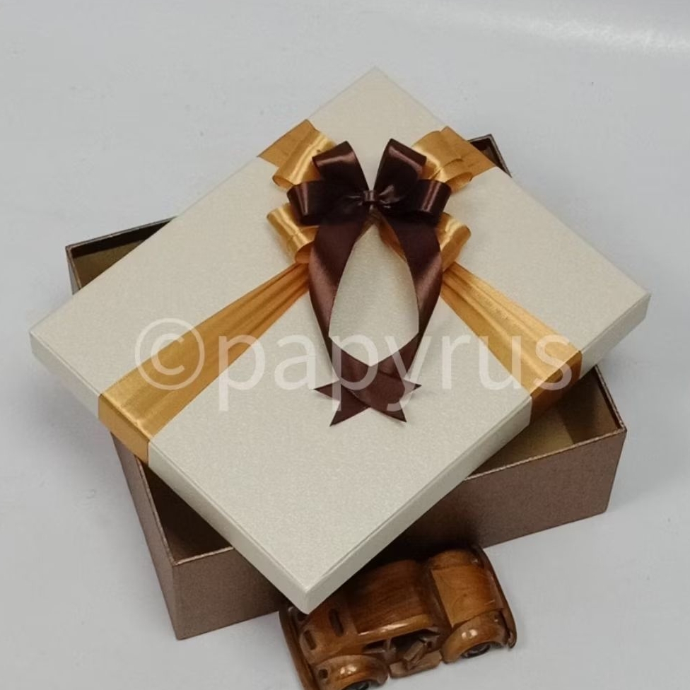 

PAPYRUS Kombinasi 22,5x27,5 Tinggi 10cm Kotak Kado Gift Box Hadiah V3