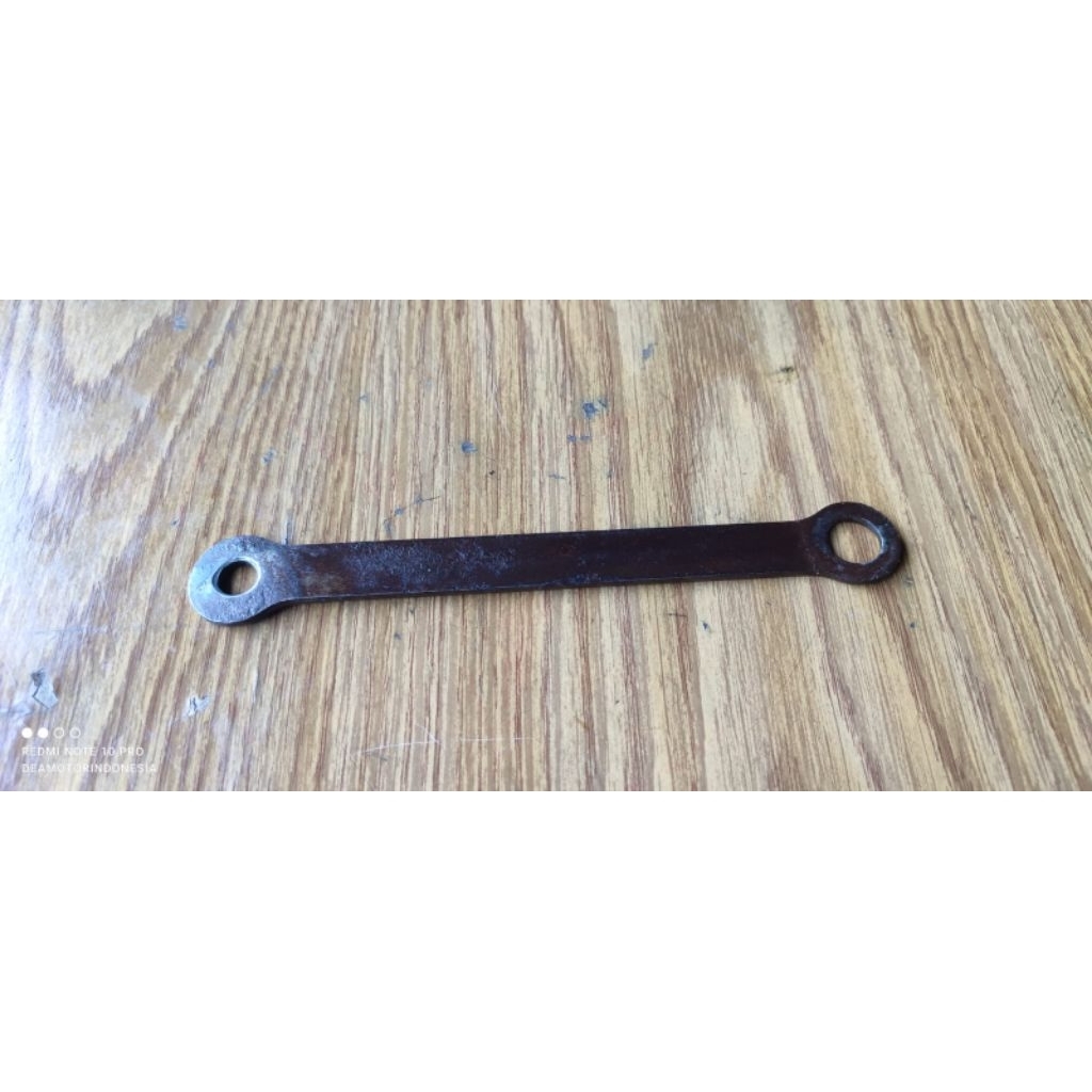Besi penahan tromol belakang yamaha V75 / V70 original / breket tahanan tromol yamaha V70 / V75 / br