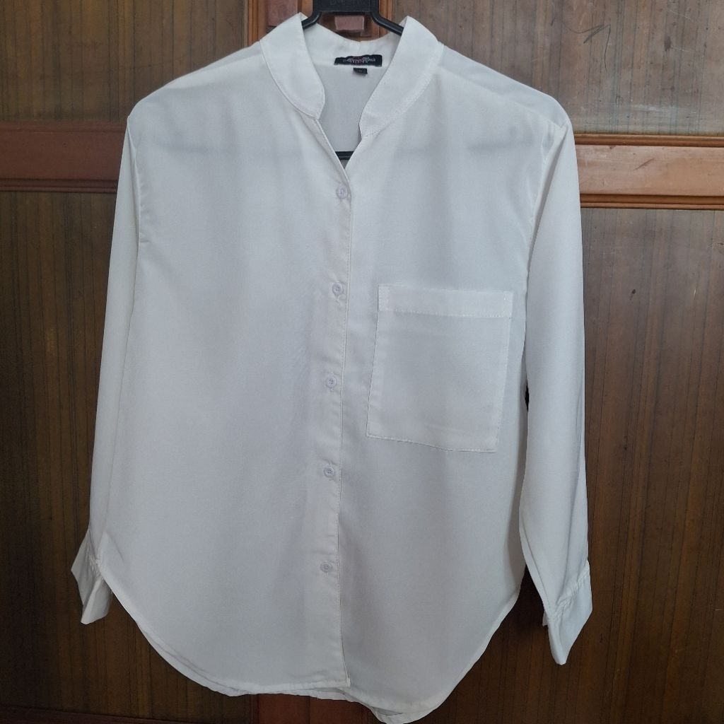 preloved White Blouse - Kemeja Putih - Atasan Putih Saku Preloved Not Uniqlo