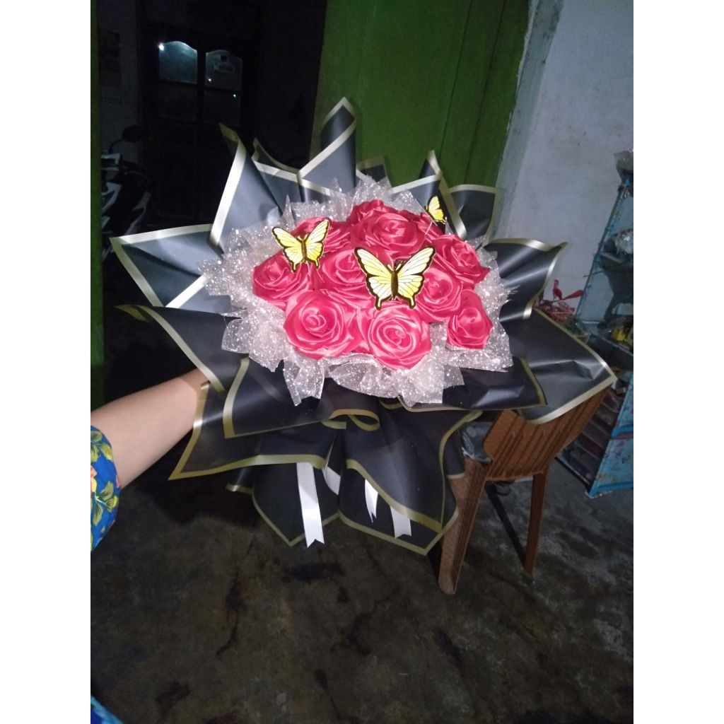 

Buket bunga pita satin merah 7 tangkai free kupu''