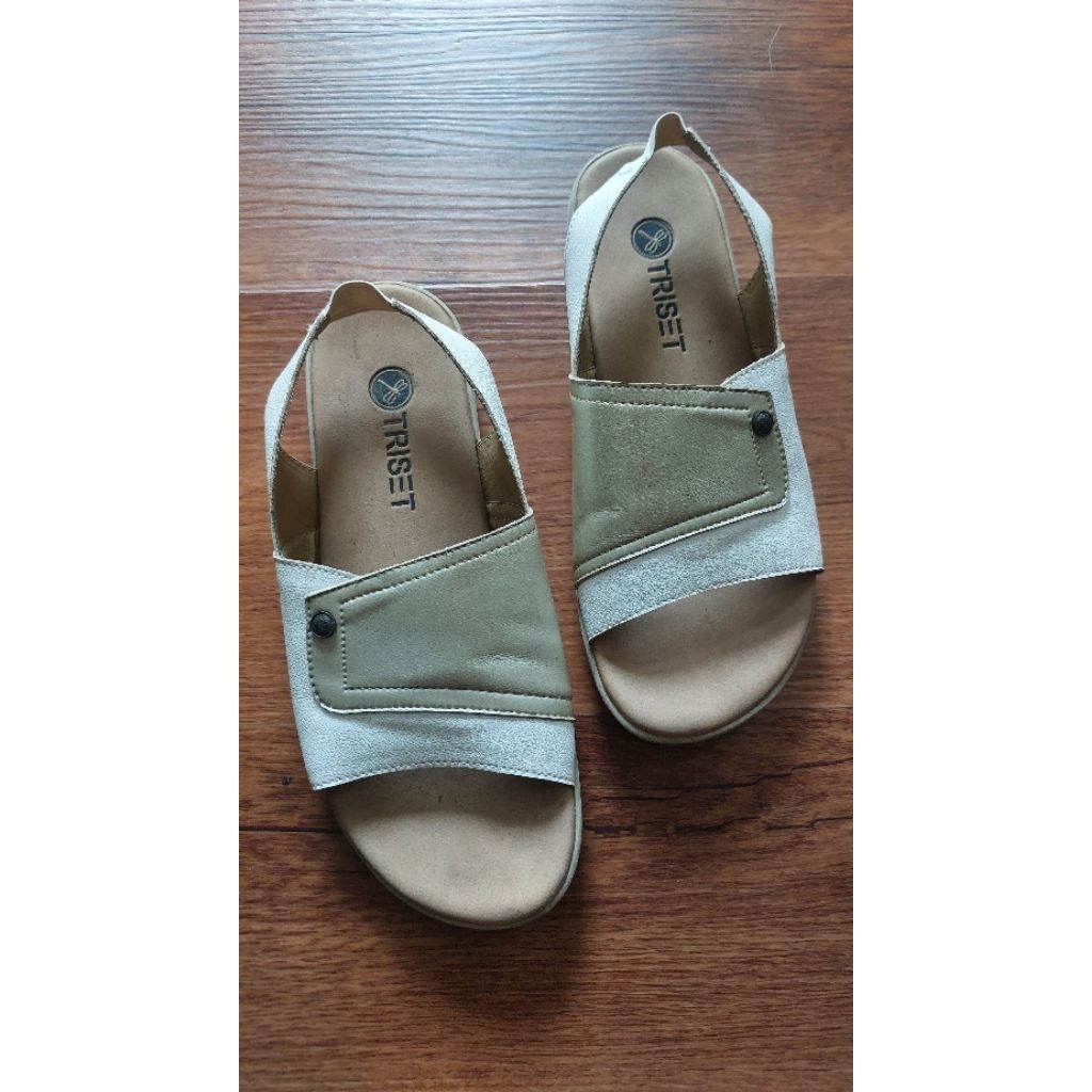 Sepatu sandal triset