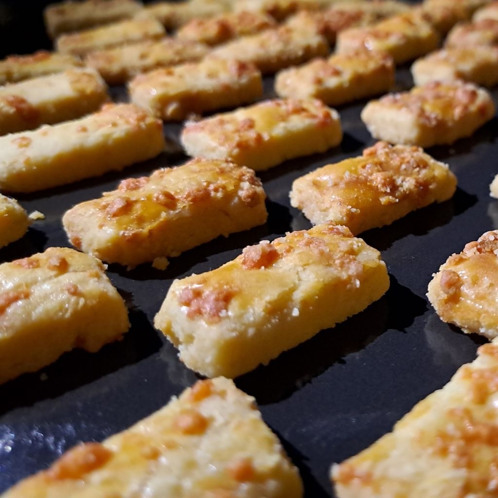 

Kastangel Keju Premium - Cemilan Kue Kering Asin Gurih