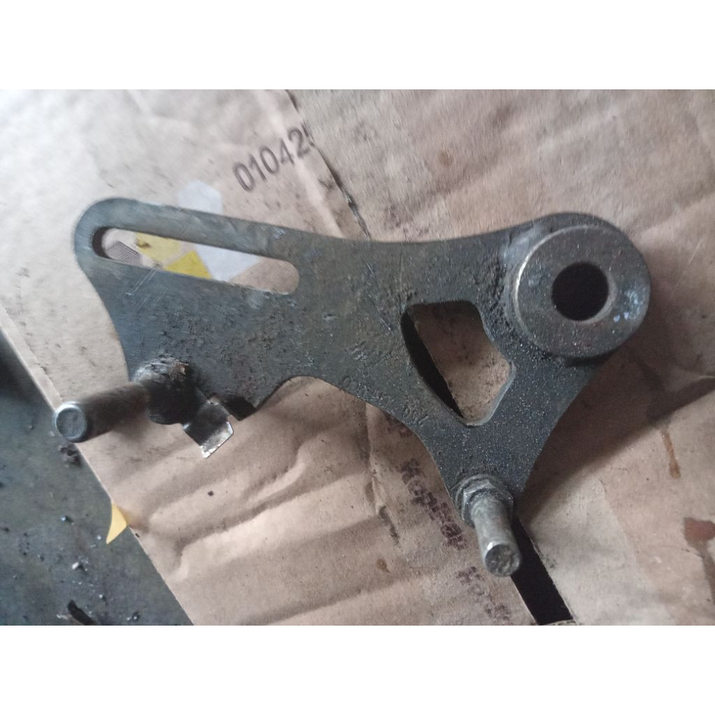 dudukan kaliper cakram belakang satria fu