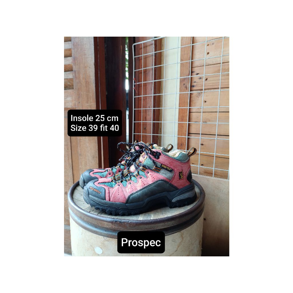 sepatu gunung second size 39 fit 40