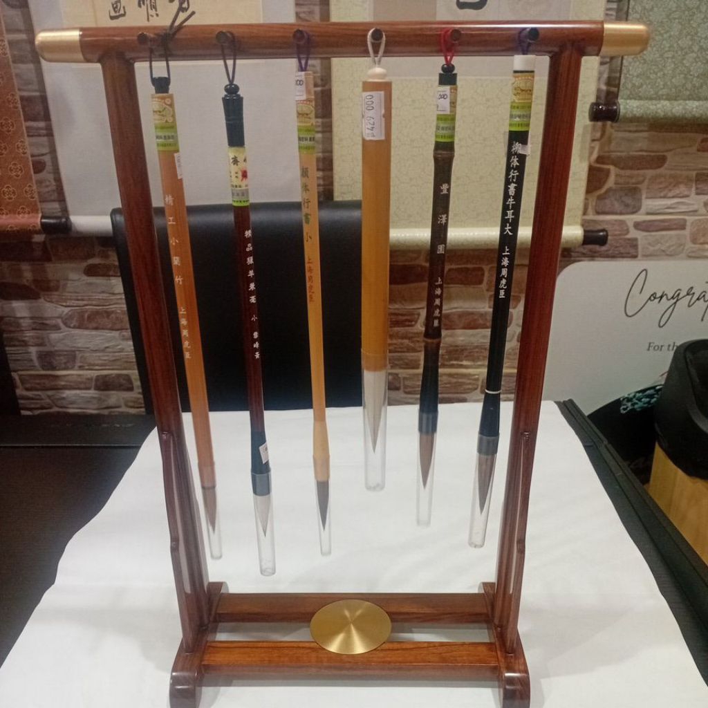 

BH-05 Exclusive Red Wood Hanging Brush Holder - 12 Brushes