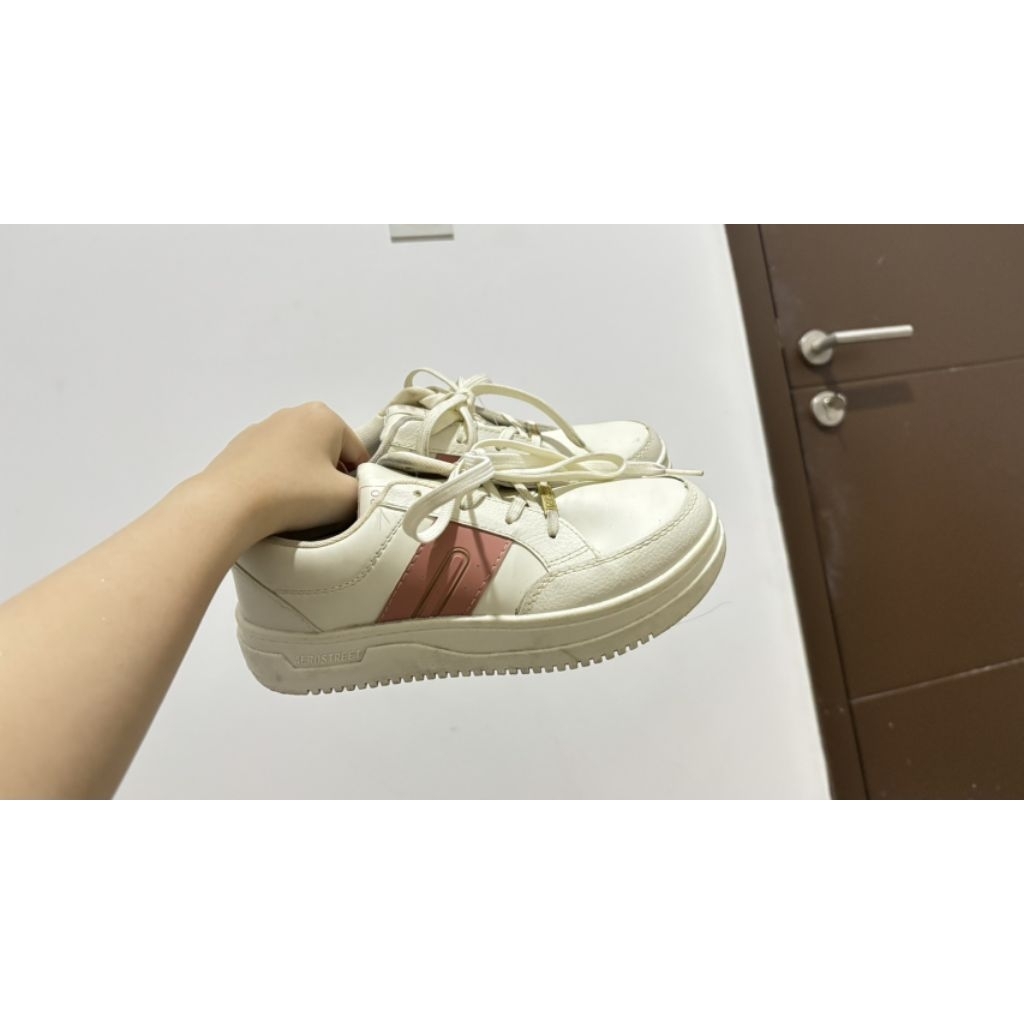 Sepatu AeroStreet Putih