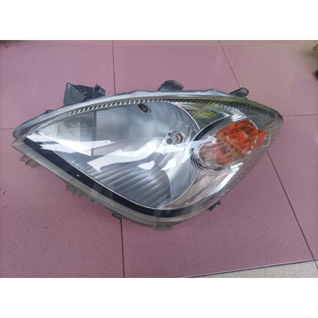 Headlamp Lampu depan kiri Toyota avanza Xenia vvti 2010