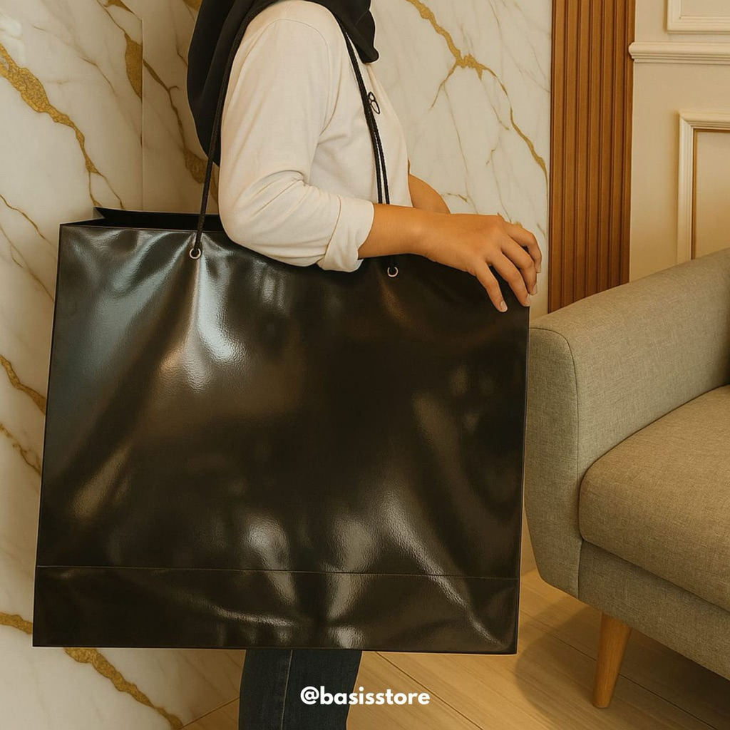 

Paper Bag Hitam Ultra Jumbo 60x50x20 Untuk Packaging Kado Bedcover Wedding Pernikahan Ulang Tahun