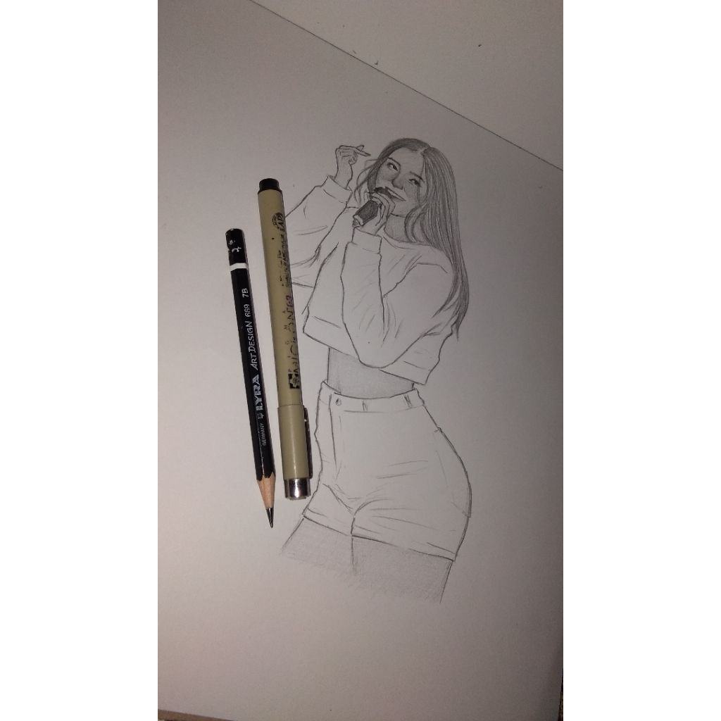 

sketsa wajah idol korea (1 orang) sudah dengan pigura