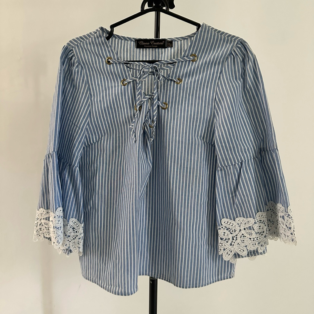 Cliona Couture - blouse biru muda garis putih, lengan terompet pendek - size US S - new (tanpa tag)