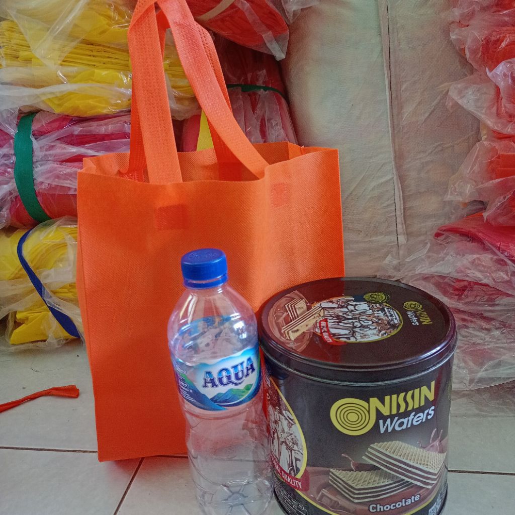 

Tas hajatan, tas pres box, Tas spundbond press, Tas kotak pres, Tas box nasi tas sovenir pernikahan Tas snack+air mineral Tasjahit