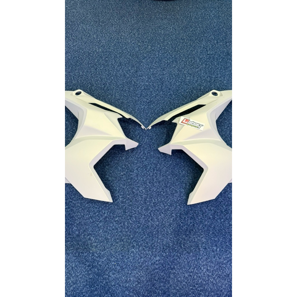 Cover Sayap Samping Kanan atau Kiri Depan Putih Glossy Honda ADV 160 Original AHM 64501K0W 64502K0W