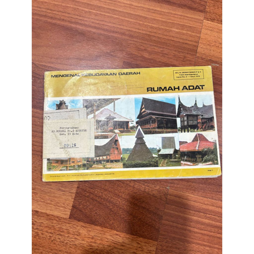 Majalah MENGENAL KEBUDAYAAN DAERAH RUMAH ADAT thn 1976